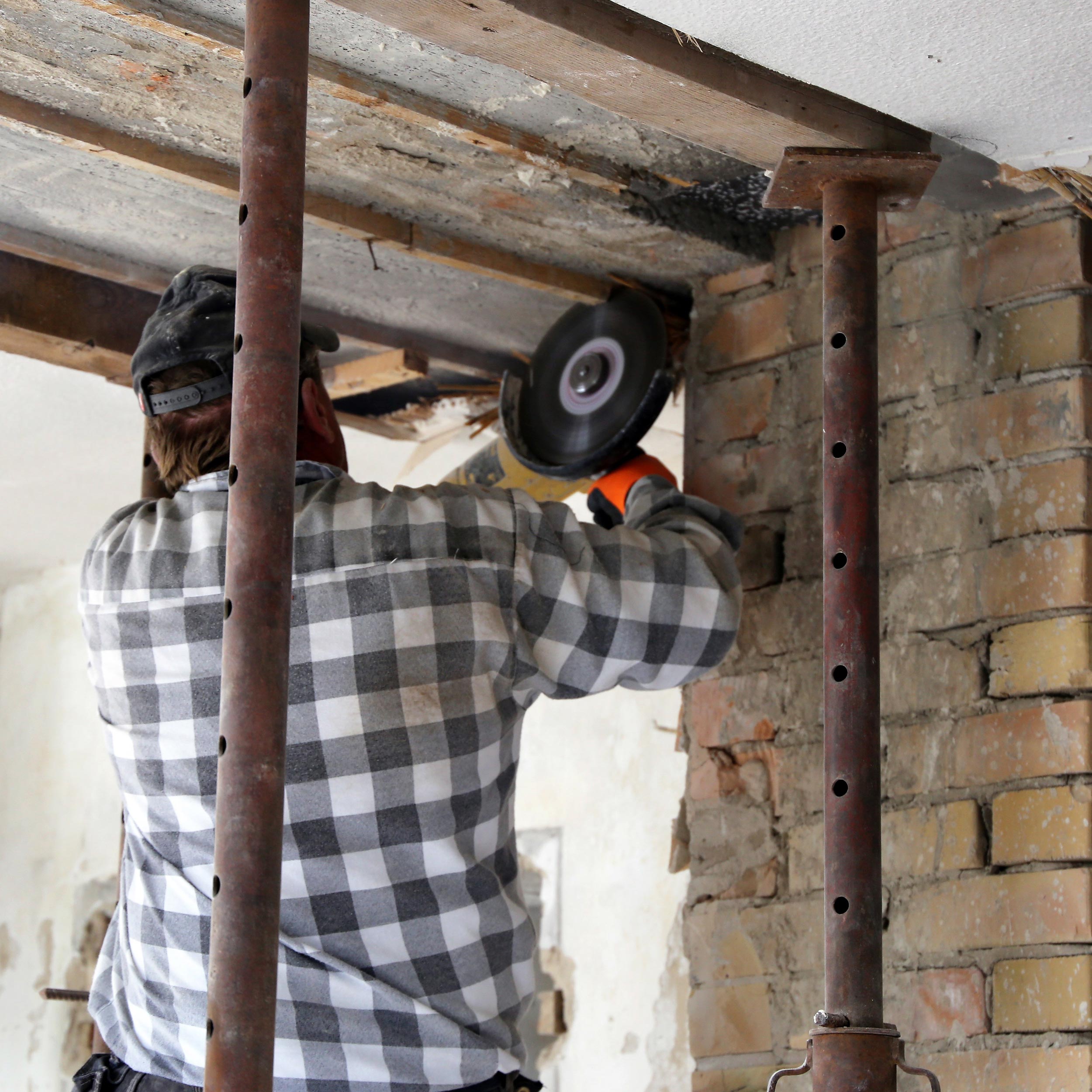 Mitarbeiter beim Entkernen