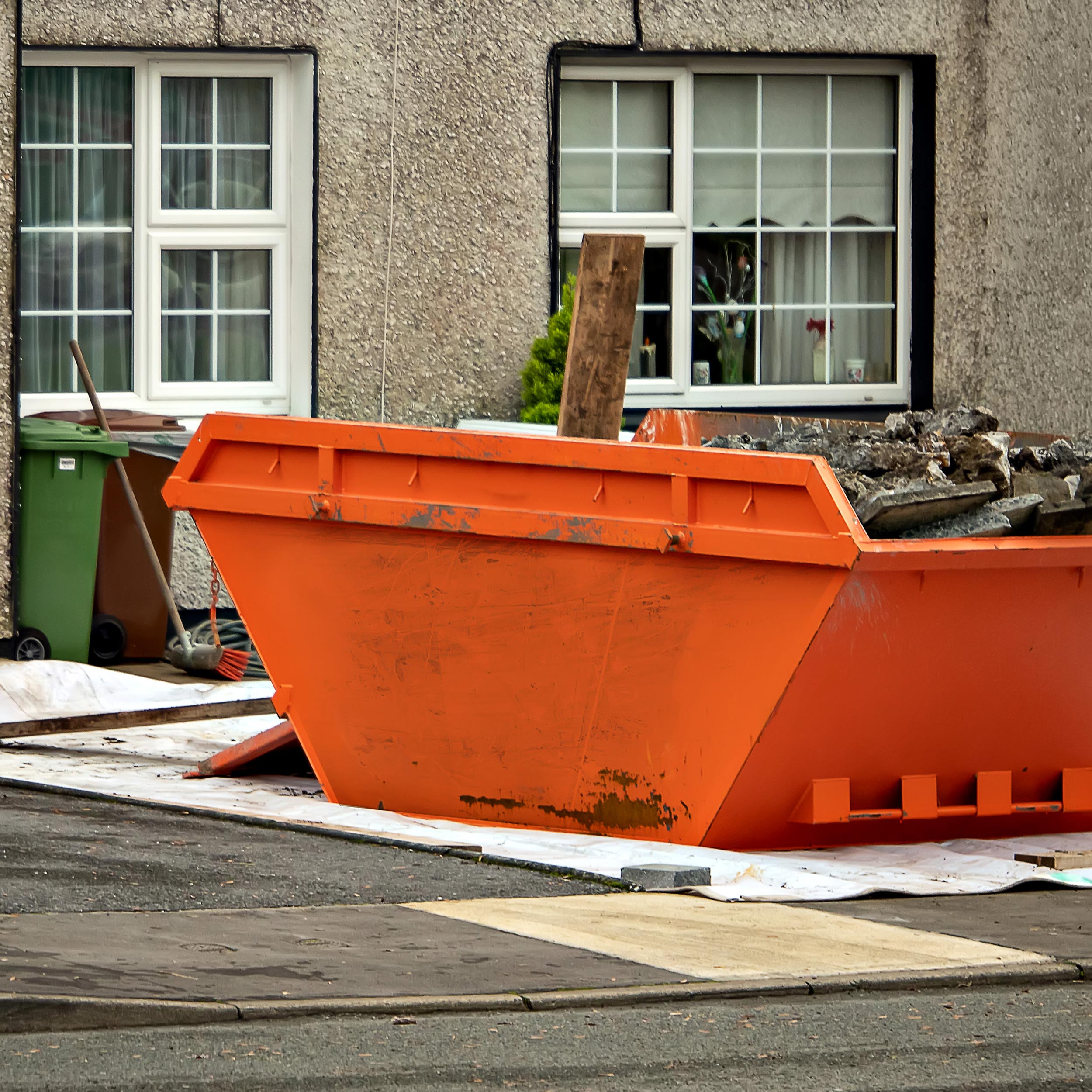 Müllcontainer vor Haus