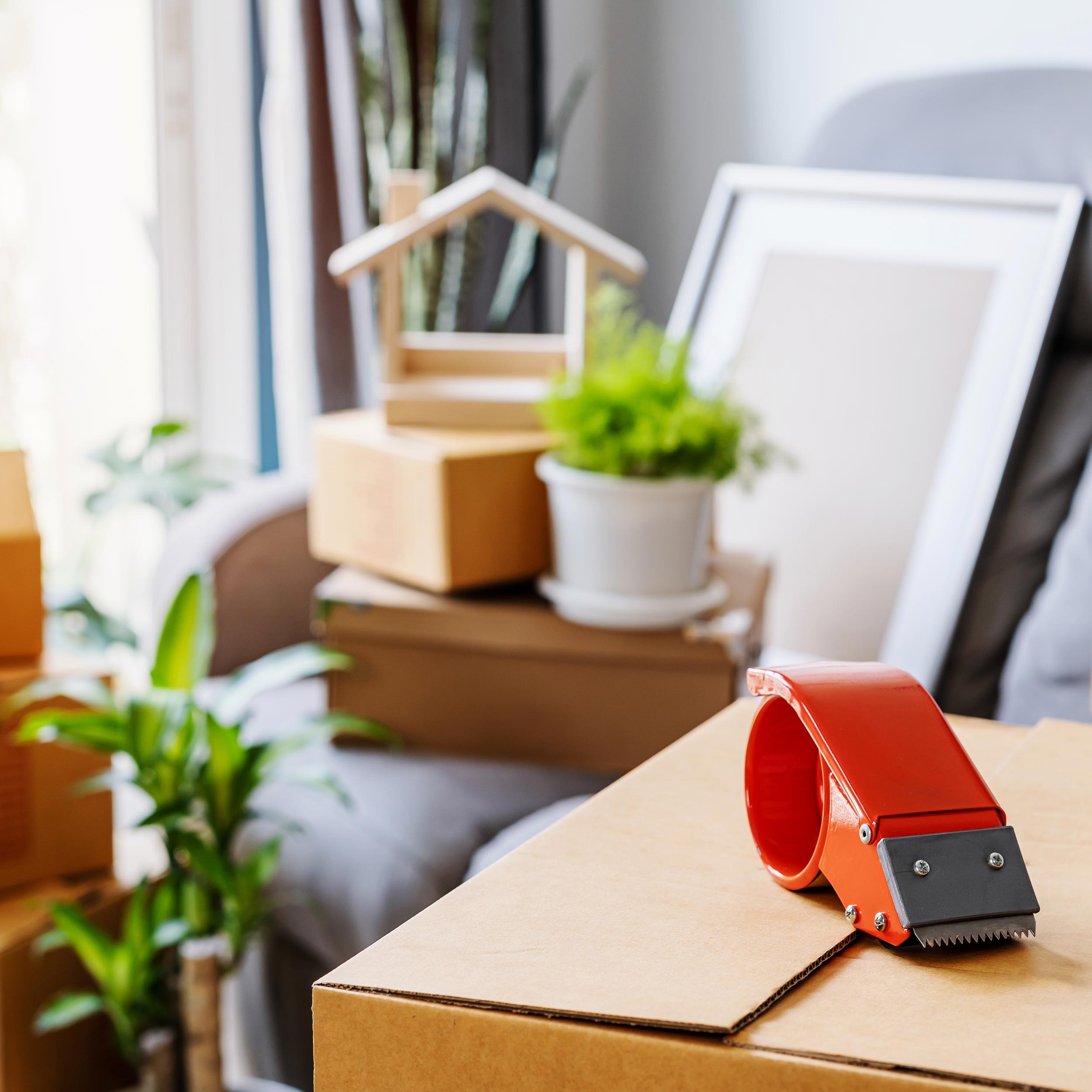 Umzugskartons in der Wohnung